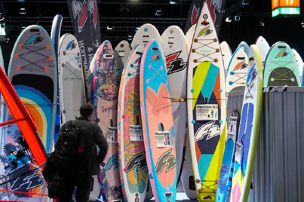 Mit über 200.000 Besuchern aus mehr als 100 Ländern und 1.500 Ausstellern auf 220.000 Quadratmetern in den Hallen 1 bis 17 ist die boot Düsseldorf vom 18. bis 26. Januar 2025 die größte Yacht- und Wassersportmesse der Welt. Sowohl Segler als auch Motorbootfahrer finden hier eine große Vielfalt an Booten, Jollen, Superboats oder Luxusyachten. Die beliebten Wassersportarten Tauchen, Surfen, Kitesurfen, Stand Up Paddling, Skimboarden oder Kanu fahren gibt es auf der boot in allen Facetten und mit dem entsprechenden Equipment. Attraktive Bühnenprogramme mit den Stars der Szene, aktuelle Trends und ein hochkarätiger Mix aus Workshops und Mitmachaktionen, sowohl für den Freizeitsportler als auch für Experten, machen die Messe weltweit einzigartig. Doch auch der Meeresschutz und innovative, nachhaltige Technologien stehen auf der boot 2025 im Fokus. In Zusammenarbeit mit der European Boating Industry (EBI) bietet das blue innovation dock ein einzigartiges Dialogformat mit politischer, wirtschaftlicher, technologischer und medialer Expertise in der Halle 10.