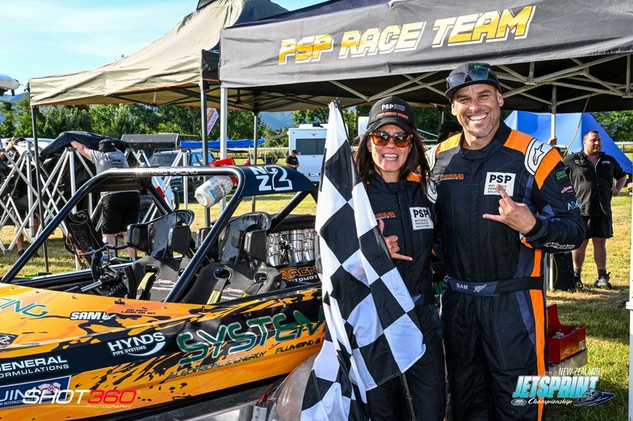 Sam-Newdick-and-Shama-Putaranui-win-the-Superjet-class-Photo-credit-Shot360-Photography.jpg