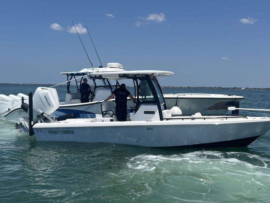 Sarasota officer stops runaway boat in daring high-speed boarding