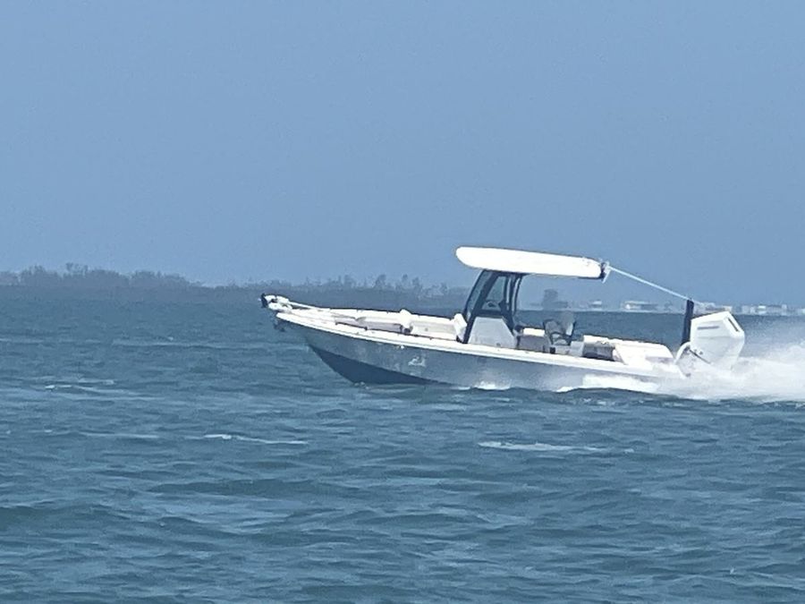 Sarasota officer stops runaway boat in daring high-speed boarding