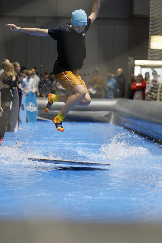 Timing und Tempo, das sind die beiden Zauberwörter beim Skimboarden. Bei den European Skimboard Masters treten die Topstars der Szene an. Seid dabei, wenn es auf dem Flachwasser Pool in der Halle 17 zur Sache geht und die Skimboard-Stars zeigen, was sie draufhaben.<br />Mit über 200.000 Besuchern aus mehr als 100 Ländern und 1.500 Ausstellern auf 220.000 Quadratmetern in den Hallen 1 bis 17 ist die boot Düsseldorf vom 18. bis 26. Januar 2025 die größte Yacht- und Wassersportmesse der Welt. Sowohl Segler als auch Motorbootfahrer finden hier eine große Vielfalt an Booten, Jollen, Superboats oder Luxusyachten. Die beliebten Wassersportarten Tauchen, Surfen, Kitesurfen, Stand Up Paddling, Skimboarden oder Kanu fahren gibt es auf der boot in allen Facetten und mit dem entsprechenden Equipment. Attraktive Bühnenprogramme mit den Stars der Szene, aktuelle Trends und ein hochkarätiger Mix aus Workshops und Mitmachaktionen, sowohl für den Freizeitsportler als auch für Experten, machen die Messe weltweit einzigartig. Doch auch der Meeresschutz und innovative, nachhaltige Technologien stehen auf der boot 2025 im Fokus. In Zusammenarbeit mit der European Boating Industry (EBI) bietet das blue innovation dock ein einzigartiges Dialogformat mit politischer, wirtschaftlicher, technologischer und medialer Expertise in der Halle 10.