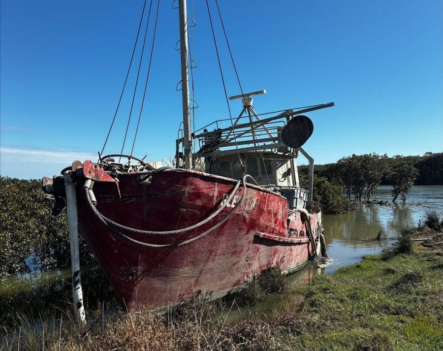 Sunken-Thames-vessel-raised-after-diesel-scare-at-Shortland-Wharf.jpg