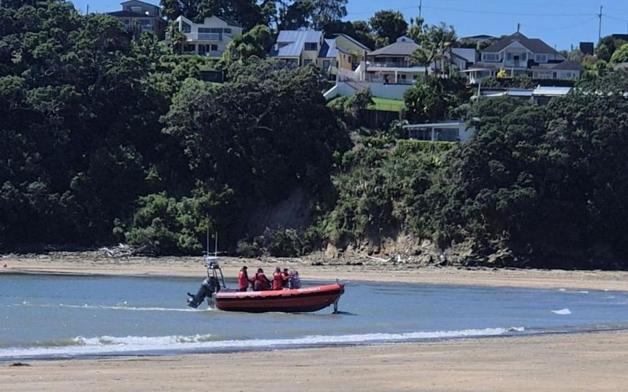 Surf-lifesavers-police-and-the-Coastguard-during-the-search-for-the-kayaker-north-of-Auckland-on-Sunday.-Photo-RNZ-Nick-Monro-.jpeg