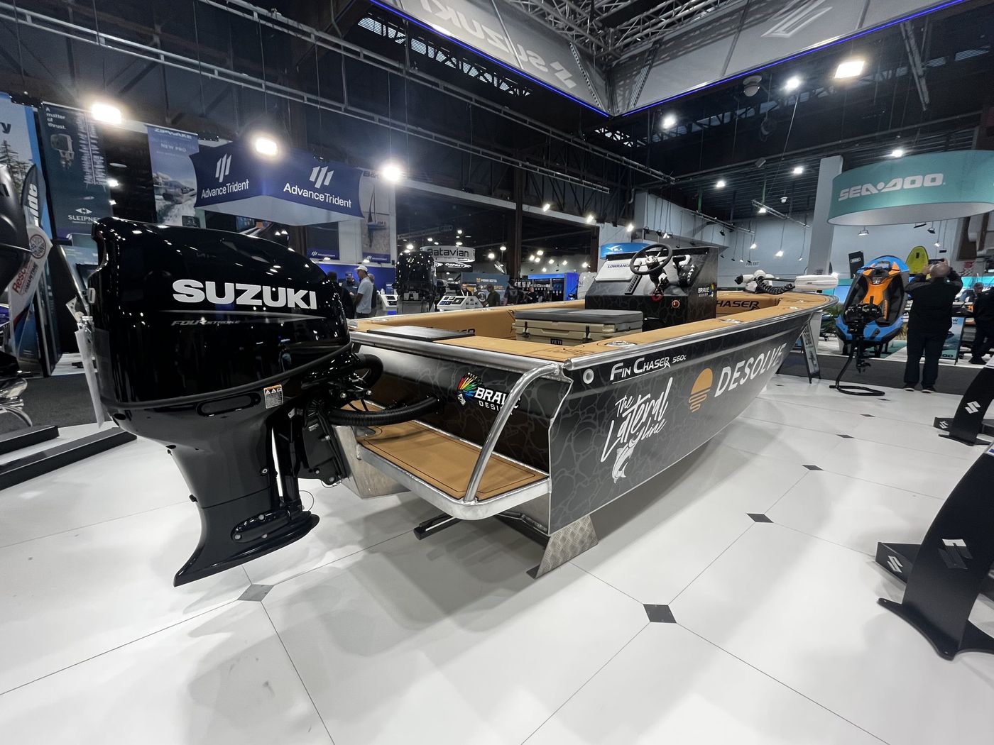 Suzuki-outboard-motor-on-a-Fin-Chaser-560c.jpg