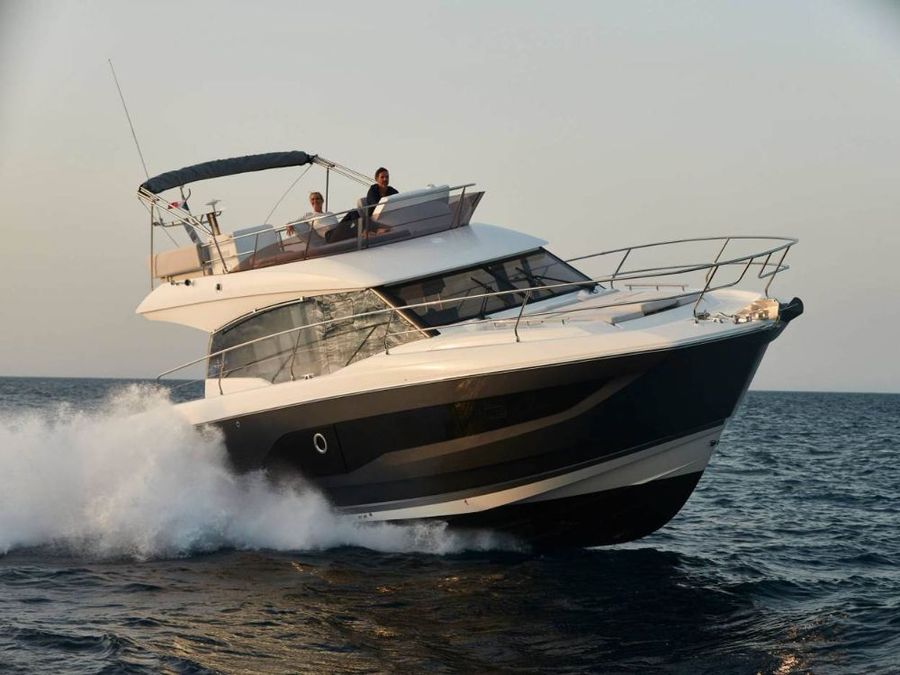 The 2020 Prestige 420 FLY has a top speed of 30 kts and a cruising speed of 22 kts