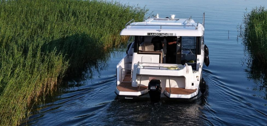 The Lamdo Yachts eLY30+ fully electric luxury yacht powered by ExploMar’s WAVE 300 high-performance electric outboard propulsion system.