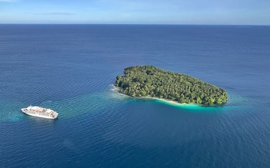 The-Coral-Adventurer-ran-aground-off-the-coast-of-Papua-New-Guinea-on-Saturday.-Photo-Supplied-Jurgen-Ruh-ABC-.jpeg