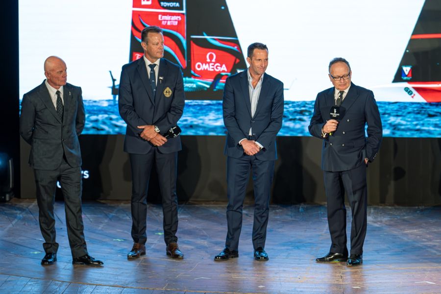The-Defender-and-Challenger-of-Record-on-stage-Grant-Dalton-and-David-Blakey-ETNZRNZYS-and-Sir-Ben-Ainslie-with-Robert-Bicket-GB1RYS.-.jpg
