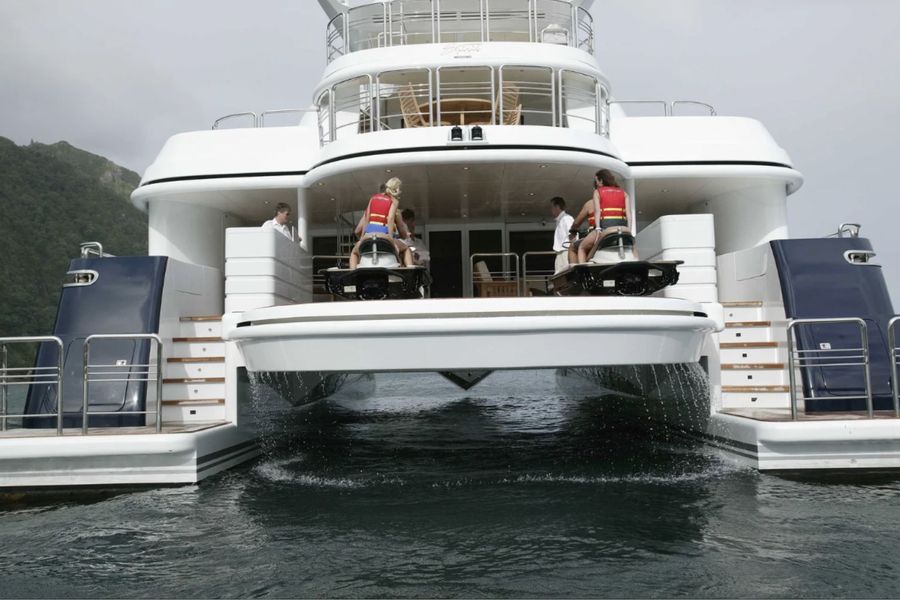 The-Spirit-Line-offers-something-far-more-functional-and-elegant_-a-large-submersible-hydraulic-platform.-__-Photo-credit_-New-Zealand-Yachts.jpg