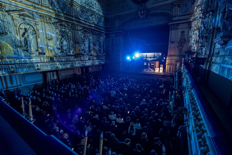 The-audience-at-the-Palazzo-Reale.-.jpg
