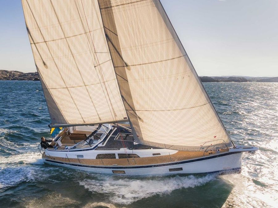 The-first-sailing-photo-of-the-all-new-Hallberg-Rassy-370-Photo-credit-Hallberg-Rassy.jpg