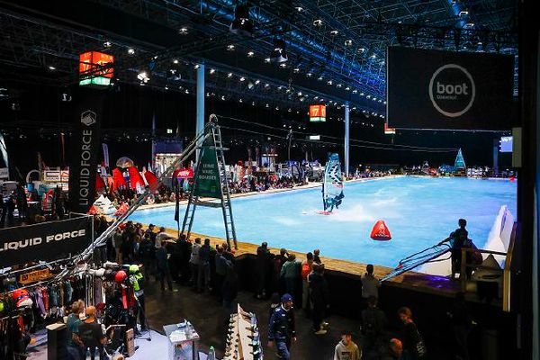 Mit über 200.000 Besuchern aus mehr als 100 Ländern und 1.500 Ausstellern auf 220.000 Quadratmetern in den Hallen 1 bis 17 ist die boot Düsseldorf vom 18. bis 26. Januar 2025 die größte Yacht- und Wassersportmesse der Welt. Sowohl Segler als auch Motorbootfahrer finden hier eine große Vielfalt an Booten, Jollen, Superboats oder Luxusyachten. Die beliebten Wassersportarten Tauchen, Surfen, Kitesurfen, Stand Up Paddling, Skimboarden oder Kanu fahren gibt es auf der boot in allen Facetten und mit dem entsprechenden Equipment. Attraktive Bühnenprogramme mit den Stars der Szene, aktuelle Trends und ein hochkarätiger Mix aus Workshops und Mitmachaktionen, sowohl für den Freizeitsportler als auch für Experten, machen die Messe weltweit einzigartig. Doch auch der Meeresschutz und innovative, nachhaltige Technologien stehen auf der boot 2025 im Fokus. In Zusammenarbeit mit der European Boating Industry (EBI) bietet das blue innovation dock ein einzigartiges Dialogformat mit politischer, wirtschaftlicher, technologischer und medialer Expertise in der Halle 10.