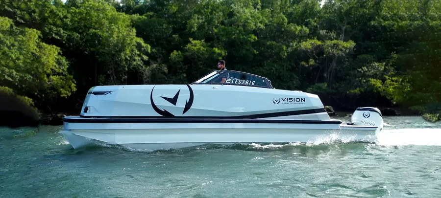 Vision Marine’s SPECTR 26E electric pontoon underway, showcasing the company’s electric propulsion technology in a recreational cruising platform.