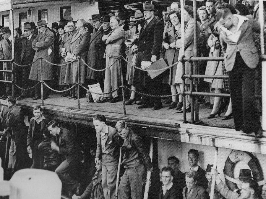 Waiting-for-the-gangway-Auckland-Weekly-News.jpg