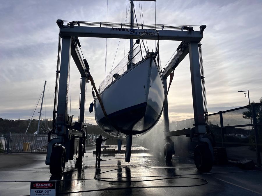 Waterblasting the boat below the waterline at the Whangamata Marina