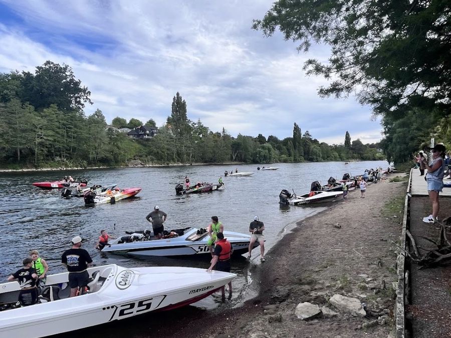 Waterski-racing-at-the-2024-Bridge2Bridge-held-on-the-Waikato-River.jpg