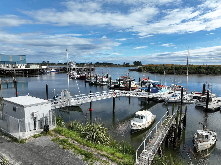 Westport-Harbour_Floating-jetty-and-ablutions-block.jpg