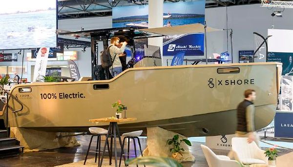 Mit über 200.000 Besuchern aus mehr als 100 Ländern und 1.500 Ausstellern auf 220.000 Quadratmetern in den Hallen 1 bis 17 ist die boot Düsseldorf vom 18. bis 26. Januar 2025 die größte Yacht- und Wassersportmesse der Welt. Sowohl Segler als auch Motorbootfahrer finden hier eine große Vielfalt an Booten, Jollen, Superboats oder Luxusyachten. Die beliebten Wassersportarten Tauchen, Surfen, Kitesurfen, Stand Up Paddling, Skimboarden oder Kanu fahren gibt es auf der boot in allen Facetten und mit dem entsprechenden Equipment. Attraktive Bühnenprogramme mit den Stars der Szene, aktuelle Trends und ein hochkarätiger Mix aus Workshops und Mitmachaktionen, sowohl für den Freizeitsportler als auch für Experten, machen die Messe weltweit einzigartig. Doch auch der Meeresschutz und innovative, nachhaltige Technologien stehen auf der boot 2025 im Fokus. In Zusammenarbeit mit der European Boating Industry (EBI) bietet das blue innovation dock ein einzigartiges Dialogformat mit politischer, wirtschaftlicher, technologischer und medialer Expertise in der Halle 10.