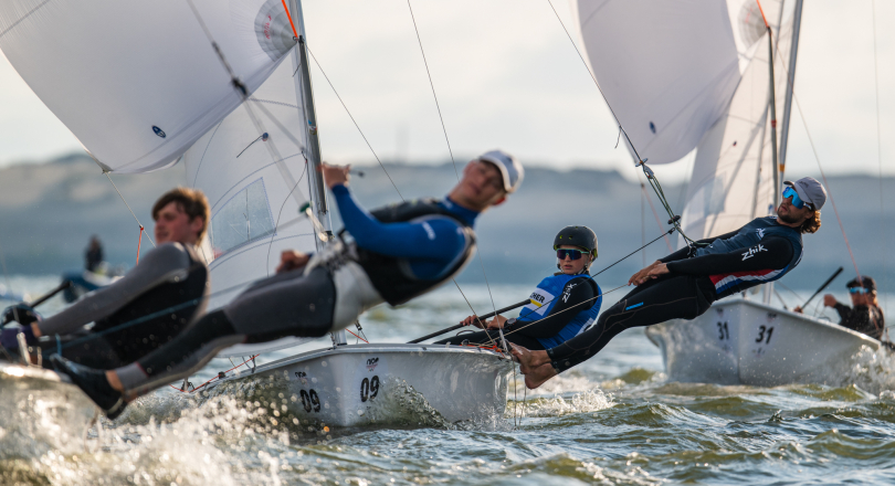 France leads by a point after sunset racing finally begins in Nida, 23 July 2026
