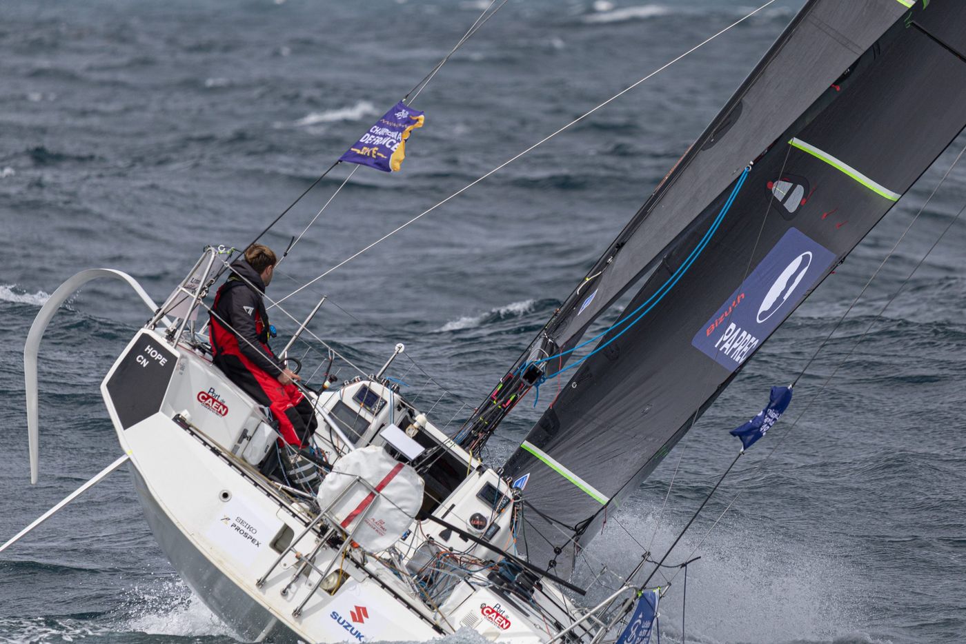 all-hands-on-deck-in-solitaire-du-figaro-paprec.jpg