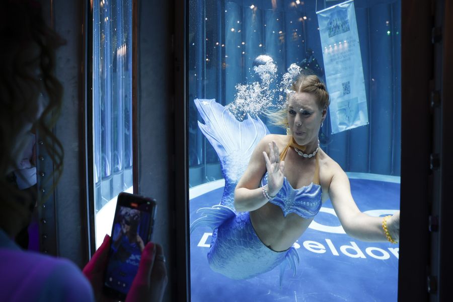 Mit über 200.000 Besuchern aus mehr als 100 Ländern und 1.500 Ausstellern auf 220.000 Quadratmetern in den Hallen 1 bis 17 ist die boot Düsseldorf vom 18. bis 26. Januar 2025 die größte Yacht- und Wassersportmesse der Welt. Sowohl Segler als auch Motorbootfahrer finden hier eine große Vielfalt an Booten, Jollen, Superboats oder Luxusyachten. Die beliebten Wassersportarten Tauchen, Surfen, Kitesurfen, Stand Up Paddling, Skimboarden oder Kanu fahren gibt es auf der boot in allen Facetten und mit dem entsprechenden Equipment. Attraktive Bühnenprogramme mit den Stars der Szene, aktuelle Trends und ein hochkarätiger Mix aus Workshops und Mitmachaktionen, sowohl für den Freizeitsportler als auch für Experten, machen die Messe weltweit einzigartig. Doch auch der Meeresschutz und innovative, nachhaltige Technologien stehen auf der boot 2025 im Fokus. In Zusammenarbeit mit der European Boating Industry (EBI) bietet das blue innovation dock ein einzigartiges Dialogformat mit politischer, wirtschaftlicher, technologischer und medialer Expertise in der Halle 10.