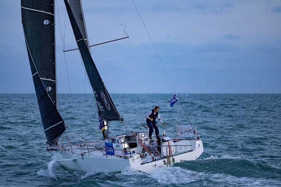 breaking-erica-lush-abandons-hope-after-mainsail-damage.jpg
