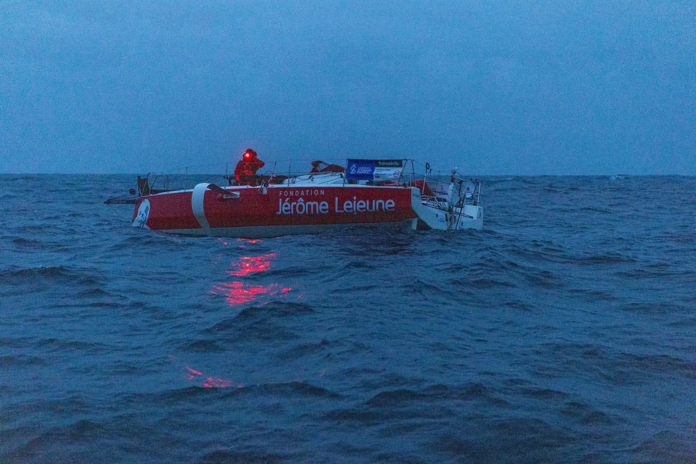 breaking-marin-carnot-s-figaro-loses-mast-on-fondation-jerom.jpg