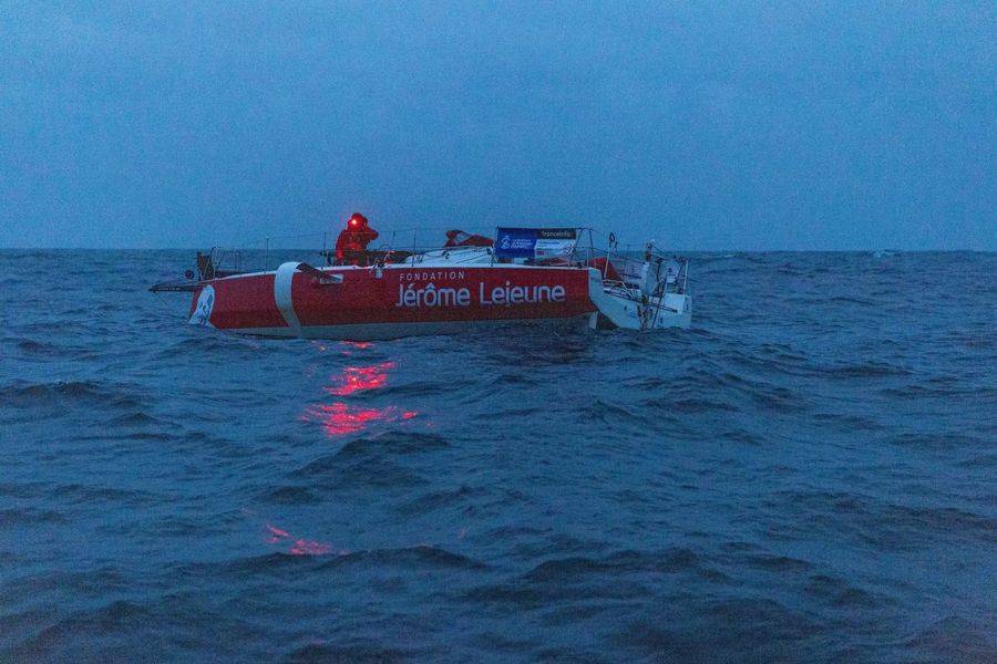 breaking-marin-carnot-s-figaro-loses-mast-on-fondation-jerom.jpg