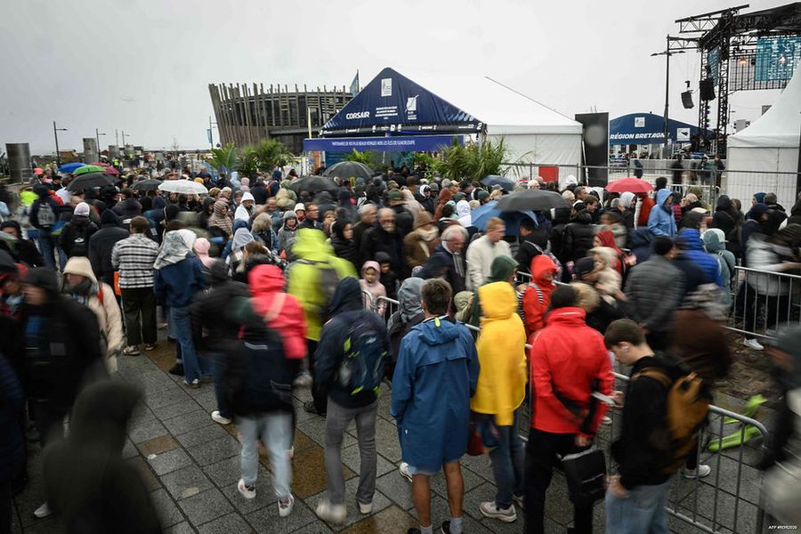 Crowds queue to enter the village ahead of the Route du Rhum, Saint-Malo, Tuesday. @ Loic Venance / AFP