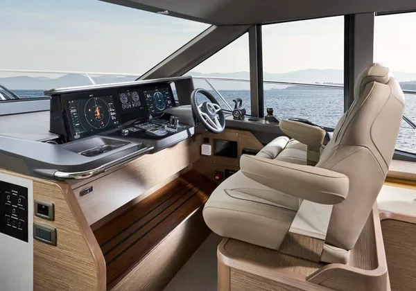 Princess Yachts F58 helm / Princess Yachts