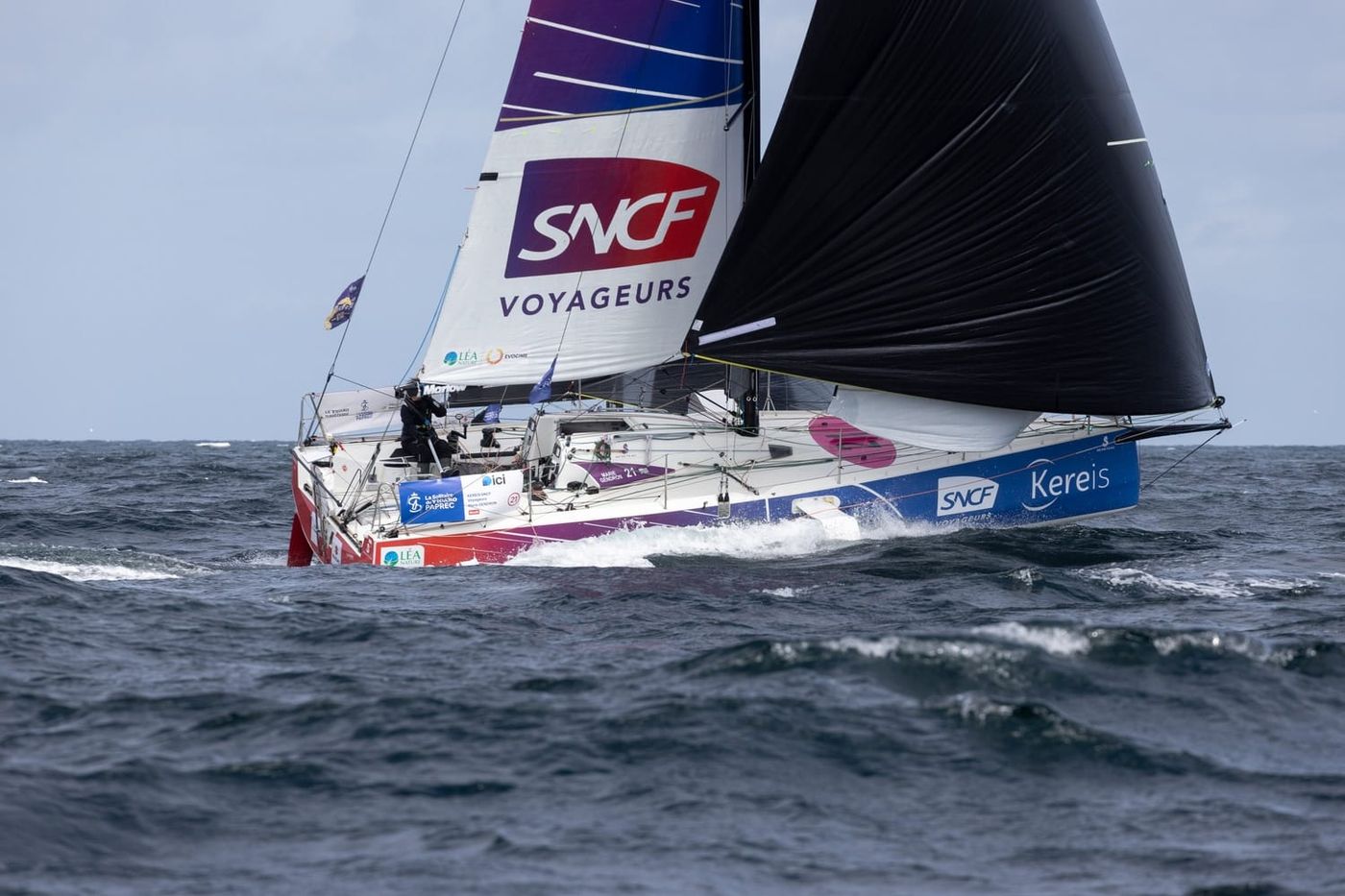 flash-marie-gendron-forced-to-retire-after-j2-sail-damage.jpg