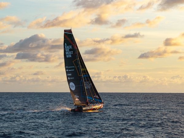Fleet turns east into low as speed test begins in earnest, 04 September 2026