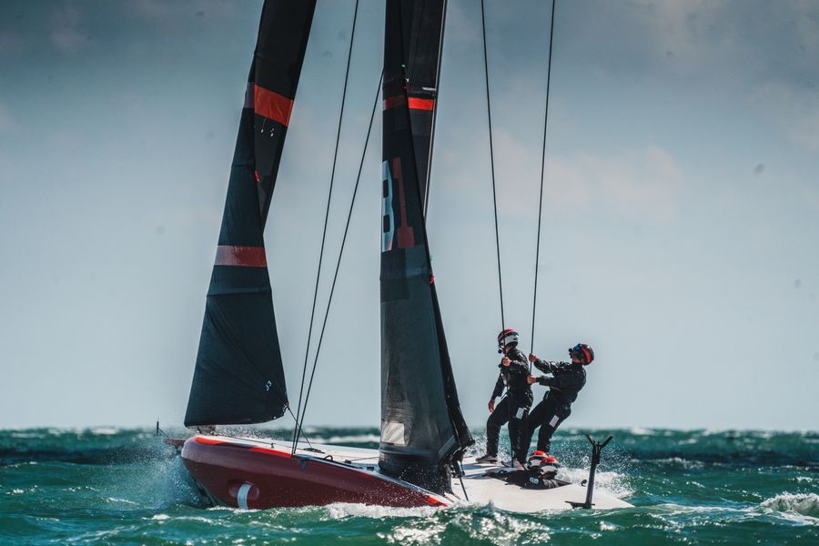 Naples regatta drops delay cards as nine teams prepare to race, 10 August 2026