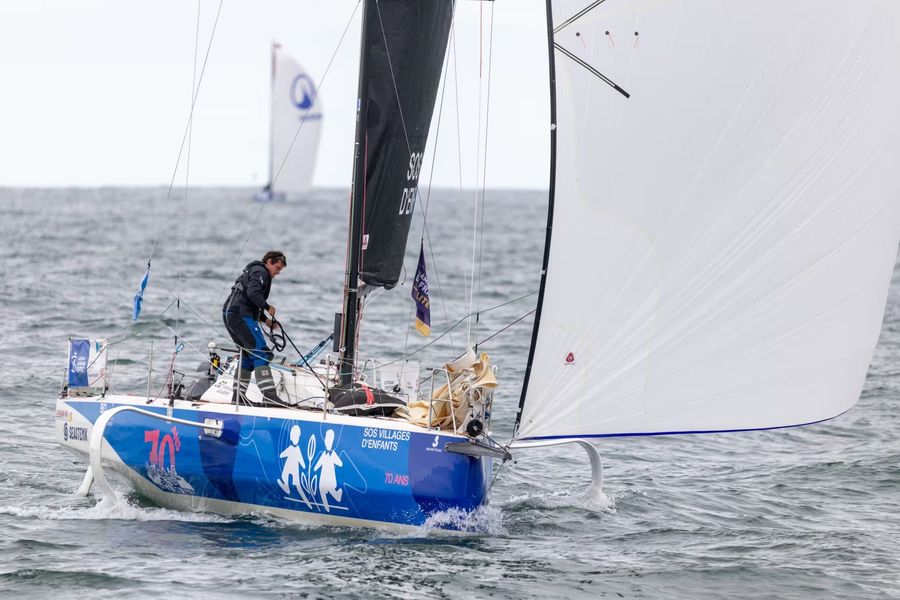 snapping-the-bxa-waypoint-in-the-solitaire-du-figaro-14.jpg