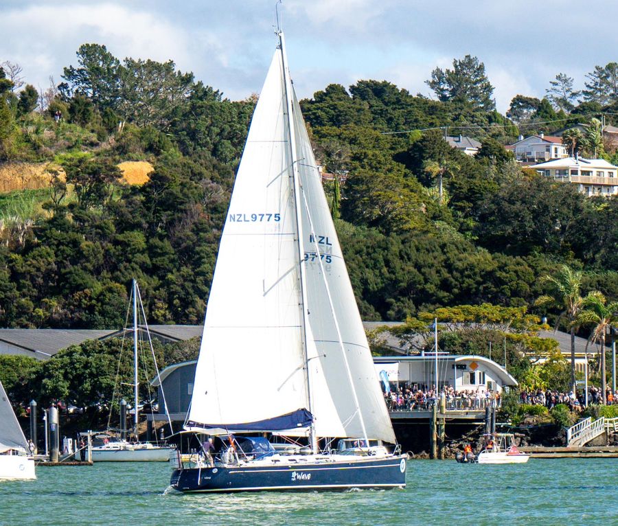 wave-at-the-start-line-photo-credit-Insight-Media.jpg